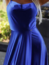 numoco Σατέν μακρύ φόρεμα με αποκλειστική λαιμόκοψη στην πλάτη - μπλε Numoco PERLA