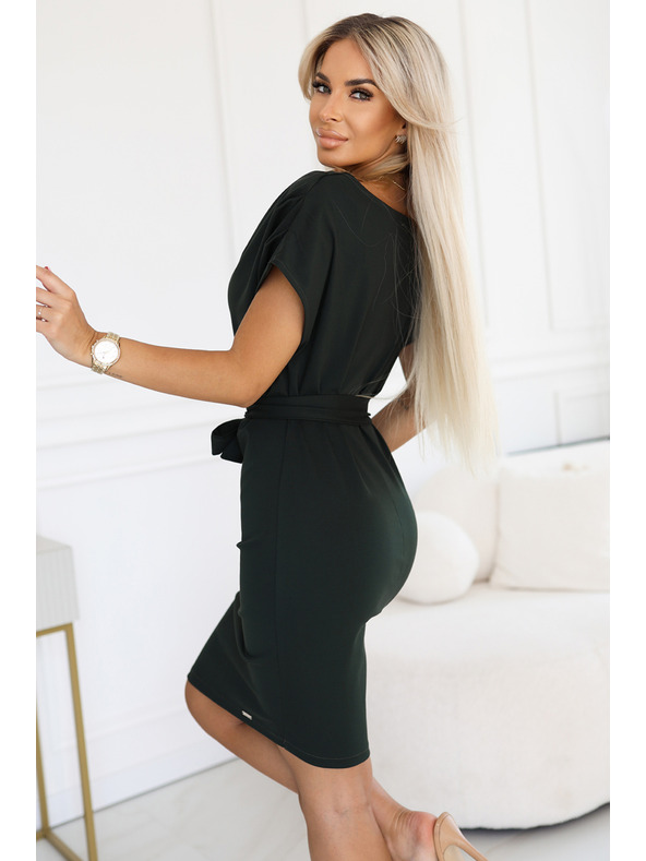 numoco Φόρεμα ROXI με ασύμμετρη φούστα και ζώνη